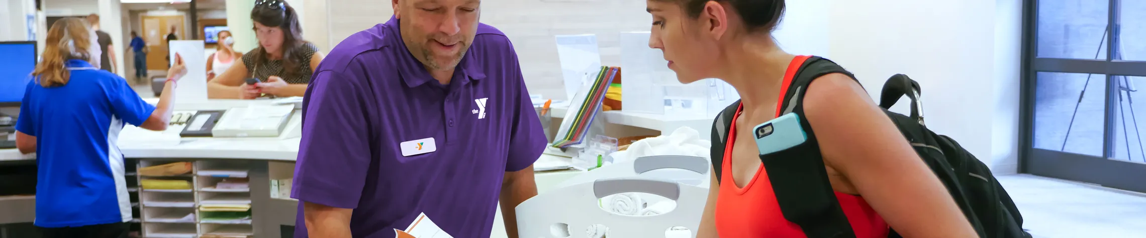 Member Engagement Rep helping a member